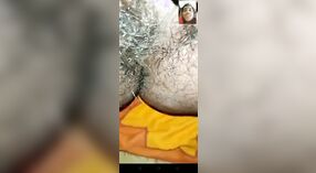 Dehati Bhabha'nın tüylü kedi ve göğüslerinin bu buharlı videoda dövülmesini izleyin 2 dakika 30 saniyelik