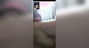 Desi Village Girl在色情视频通话中炫耀她的大胸部 1 敏 20 sec