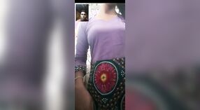 Desi village ragazza flaunts lei grande tette in porno video chiamata 1 min 40 sec