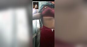 Desi village dziewczyna pyszni jej duży cycki w porno wideo połączenie 2 / min 00 sec