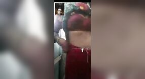 Desi Village Girl在色情视频通话中炫耀她的大胸部 2 敏 10 sec