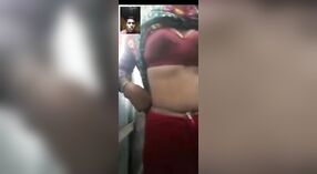 Desi Village Girl在色情视频通话中炫耀她的大胸部 2 敏 30 sec