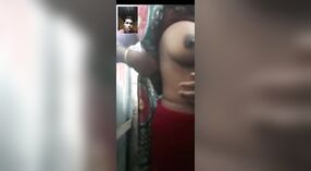 Desi Village Girl在色情视频通话中炫耀她的大胸部 2 敏 50 sec