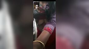 Desi Village Girl在色情视频通话中炫耀她的大胸部 4 敏 00 sec