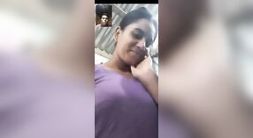 Desi Village Girl在色情视频通话中炫耀她的大胸部 0 敏 40 sec