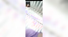 Desi Village Girl在色情视频通话中炫耀她的大胸部 1 敏 00 sec