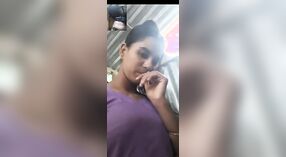 Desi village ragazza flaunts lei grande tette in porno video chiamata 1 min 10 sec