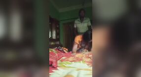 Bangla village sexo con Dehati Bhabhi y su vecino en estilo perrito 2 mín. 00 sec