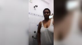 Pertunjukan Vagina Seksi Bibi Desa Dewasa dalam Video Telanjang 0 min 0 sec