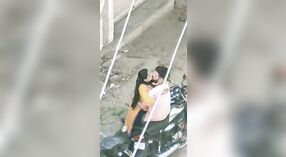 Bir köyden bir üniversiteli kız açık havada buharlı bir oral seks verir 0 dakika 0 saniyelik