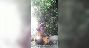 Bhabhi desa India telanjang dan memamerkan tubuhnya yang seksi 0 min 0 sec