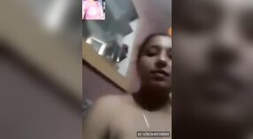 Istri desa Bangla melakukan masturbasi sebelum berhubungan seks 0 min 50 sec