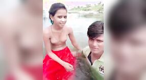 Seorang gadis topless berfoto selfie saat berenang di hutan 0 min 0 sec