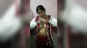 Desi village aunty trompe son mari dans une vidéo de sexe hardcore 0 minute 30 sec