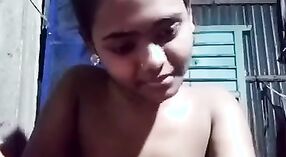 Lekuk tubuh seksi Bangla ditampilkan sepenuhnya di video desa ini 10 min 50 sec