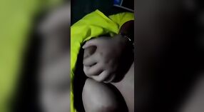 Gadis desa desi menyenangkan dirinya sendiri dengan jari-jarinya 0 min 0 sec