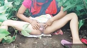 Desi Bhabhi ' s outdoor masturbatie sessie is een must-watch 3 min 20 sec