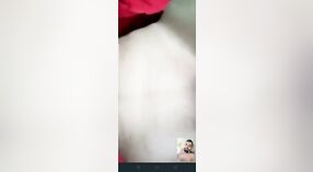 Desi village bhabhi flaunts cô ấy sexy curves trong khiêu dâm video call 1 tối thiểu 20 sn