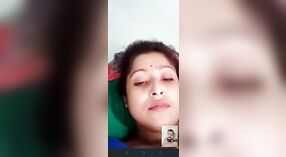 desi Village Bhabhi在色情视频电话中炫耀她的性感曲线 2 敏 00 sec