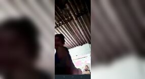 desi Village Bhabhi在色情视频电话中炫耀她的性感曲线 2 敏 10 sec