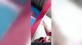 desi Village Bhabhi在色情视频电话中炫耀她的性感曲线 2 敏 30 sec