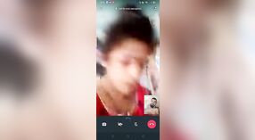 desi Village Bhabhi在色情视频电话中炫耀她的性感曲线 2 敏 40 sec