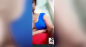 desi Village Bhabhi在色情视频电话中炫耀她的性感曲线 0 敏 0 sec