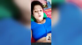 Desi village bhabhi pyszni się swoimi seksownymi krzywymi w rozmowie wideo porno 0 / min 40 sec