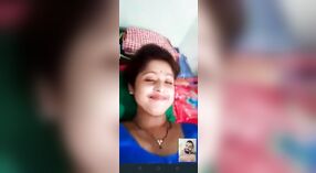 Desi village bhabhi flaunts cô ấy sexy curves trong khiêu dâm video call 1 tối thiểu 00 sn