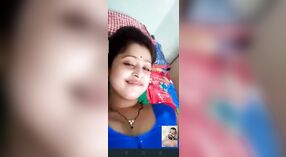 Désa Desi bhabhi flaunts dheweke seksi kurva ing porno video telpon 1 min 10 sec