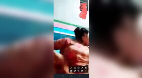 La femme du village de Bangla exhibe ses gros seins à un mec lors d'un appel vidéo 0 minute 0 sec