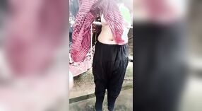 Vagina berbulu Nicole Bexley dan pantat besar ditumbuk di bak mandi dalam video porno buatan sendiri ini 5 min 20 sec