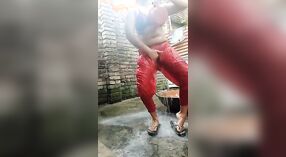 Vagina berbulu Nicole Bexley dan pantat besar ditumbuk di bak mandi dalam video porno buatan sendiri ini 0 min 50 sec