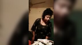 Bangla Village Bhabhi's Bagnato e selvaggio Spettacolo: Diteggiatura se stessa sulla macchina fotografica 5 min 50 sec