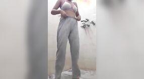 Dehati, la chica europea cachonda, hace alarde de su coño peludo y sus tetas 3 mín. 30 sec