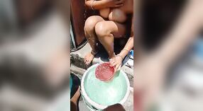 Desi village bhabhi profite d'un bain en solo et fait une pipe en direct 1 minute 50 sec