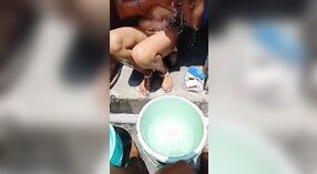 Desi village bhabhi profite d'un bain en solo et fait une pipe en direct 3 minute 20 sec