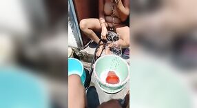 Desi village bhabhi profite d'un bain en solo et fait une pipe en direct 3 minute 50 sec