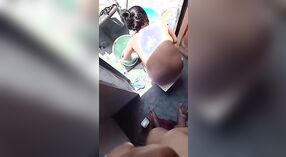 Desi village bhabhi disfruta de un baño en solitario y hace una mamada en vivo 5 mín. 20 sec