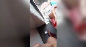 Desi village bhabhi profite d'un bain en solo et fait une pipe en direct 5 minute 50 sec