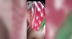 Désa Bangla teen flaunts dheweke amba susu ing kamera 1 min 20 sec