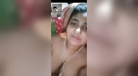 Désa Bangla teen flaunts dheweke amba susu ing kamera 1 min 30 sec