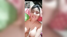 Bangla village adolescente hace alarde de sus grandes tetas en la cámara 1 mín. 50 sec