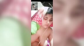 Désa Bangla teen flaunts dheweke amba susu ing kamera 2 min 00 sec