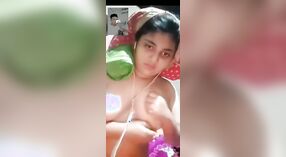 Désa Bangla teen flaunts dheweke amba susu ing kamera 2 min 10 sec