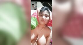 Désa Bangla teen flaunts dheweke amba susu ing kamera 4 min 00 sec