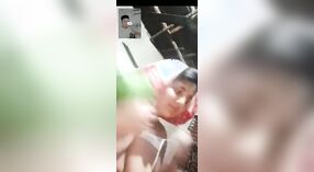 Bangla làng tuổi teen flaunts cô ấy lớn ngực trên máy quay 4 tối thiểu 30 sn