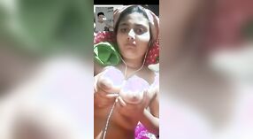 Bangla village adolescente hace alarde de sus grandes tetas en la cámara 0 mín. 40 sec