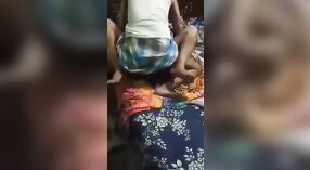 Tante musulmane mature du village a des relations sexuelles avec son oncle en Bengali 1 minute 20 sec