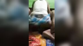 Tante musulmane mature du village a des relations sexuelles avec son oncle en Bengali 1 minute 10 sec